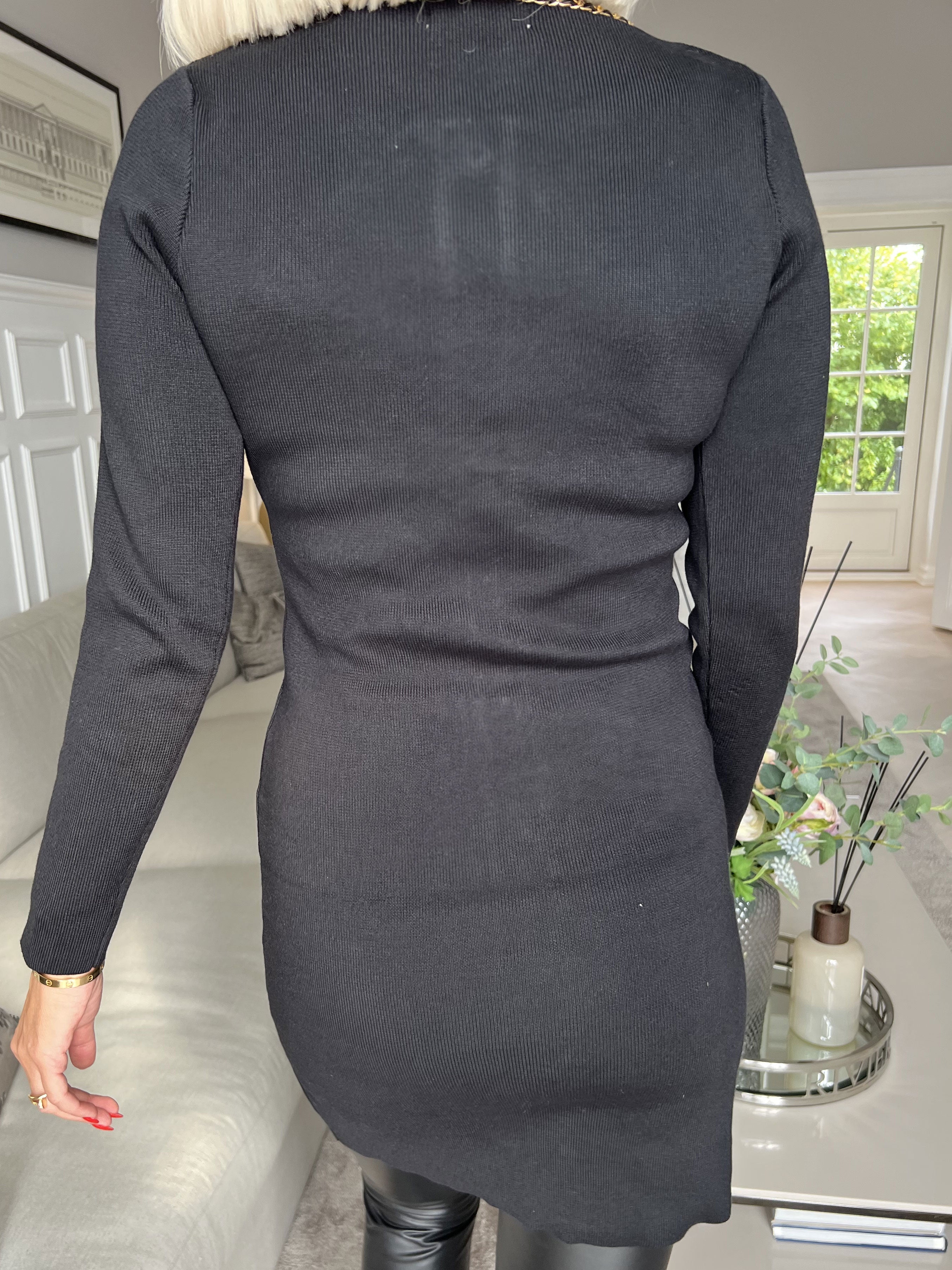 Salma - Nära klänning med guldknappar och kedjedetaljer